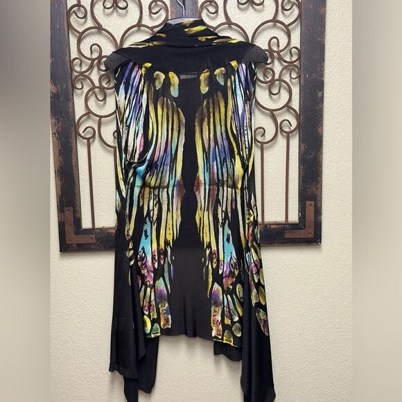 Adore black open front sleeveless snakebite tunic w/watercolor wing print - Picture 2 of 4